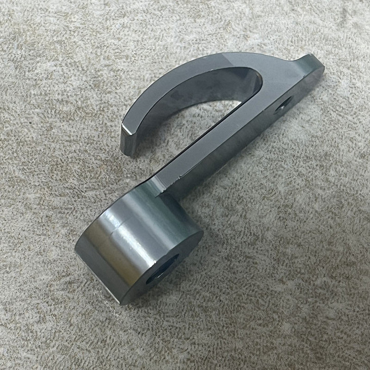 قلاب و گیره آویز دسته فرمان موتور سیکلت وارون مدل CNC طرح SLVR کد A-177